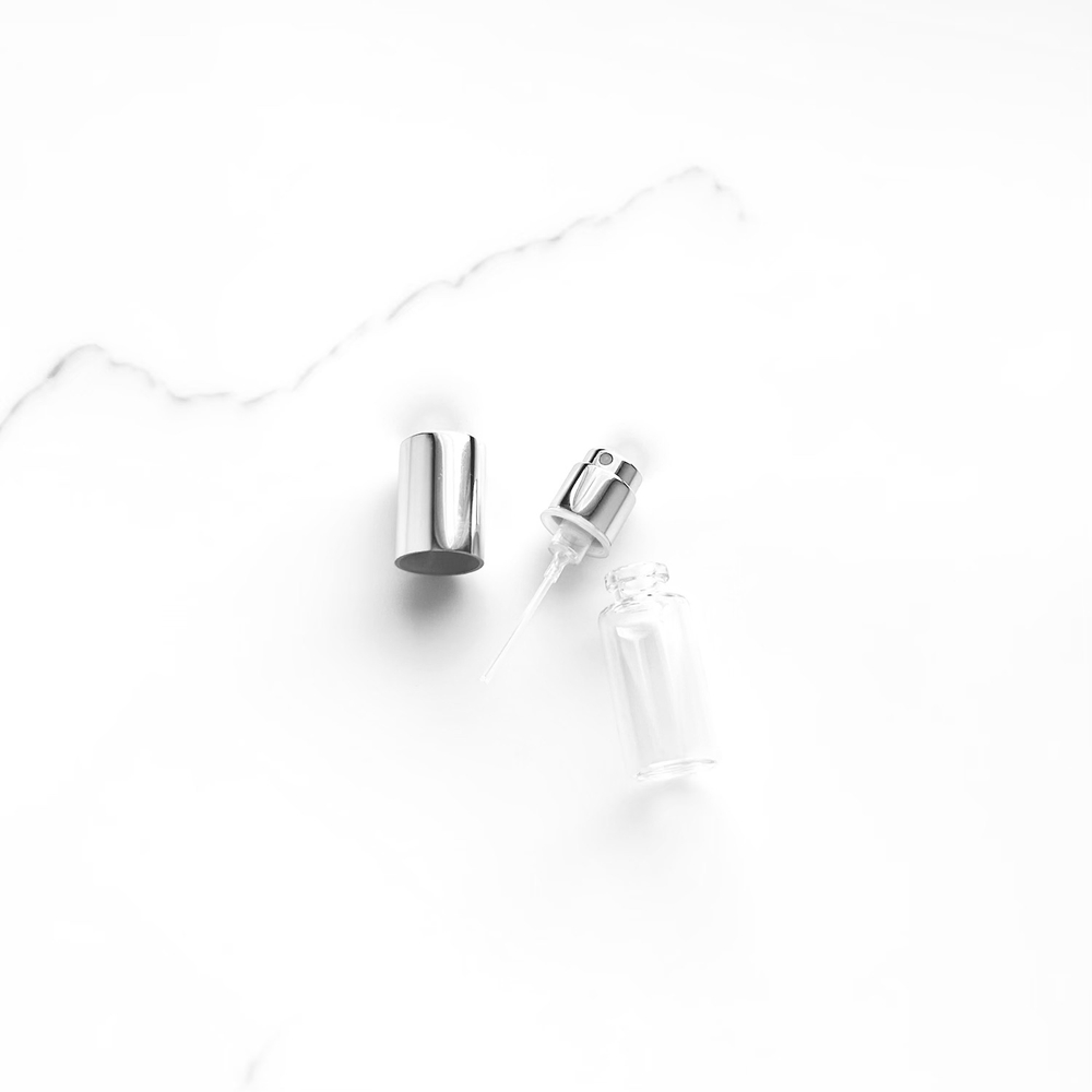 НОВИНКА! 30 комплектов: Флакон MINI 5 ml в комплекте с защелкивающимся спреем и колпачком серебро-глянец