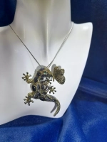 Брошь-кулон Ящерица с бабочкой золото античное