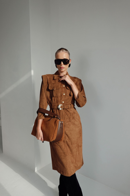 Платье из спандекса с акцентными плечами и карманами