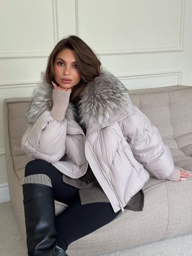 Короткий бежевый пуховик с меховым воротником