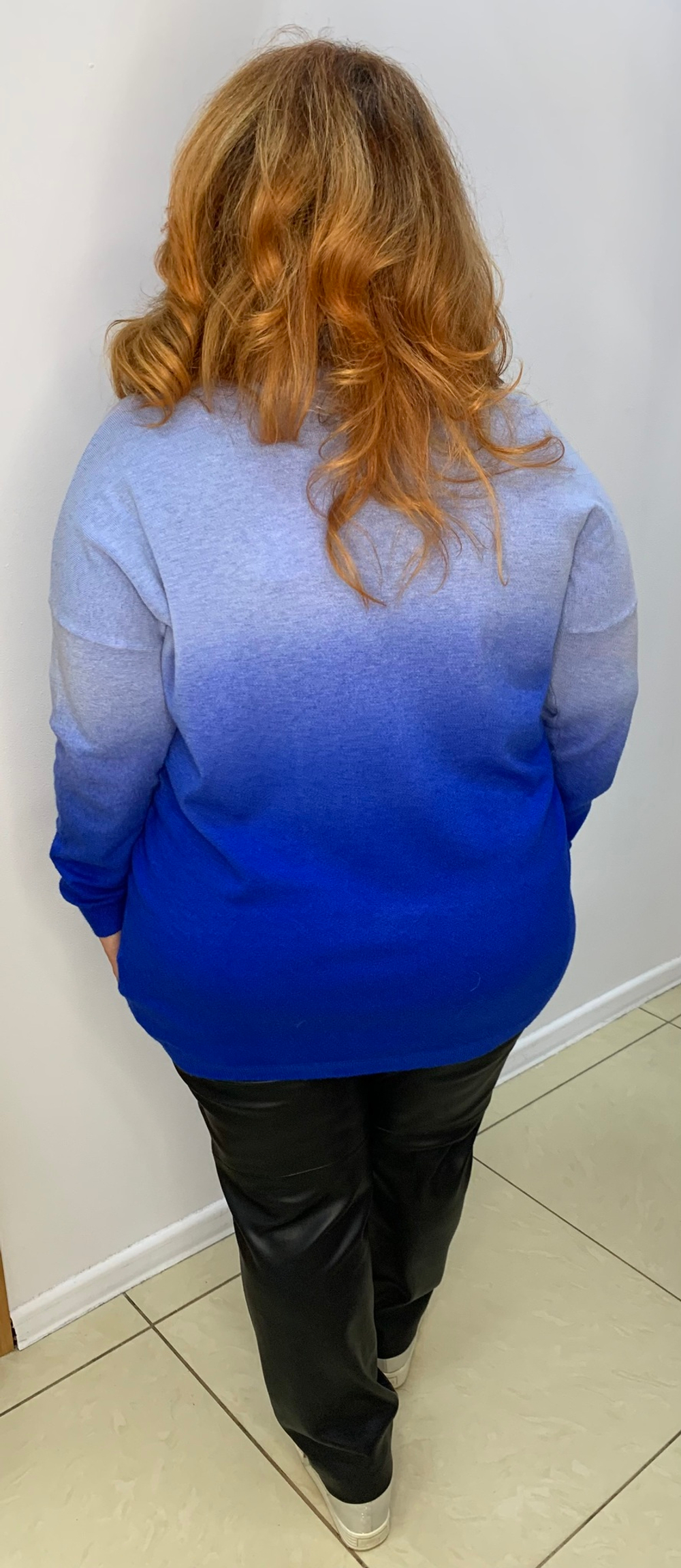 Тонкий свитер с переходом цвета.