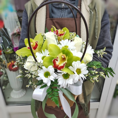 Композиция в сумочке с орхидеями