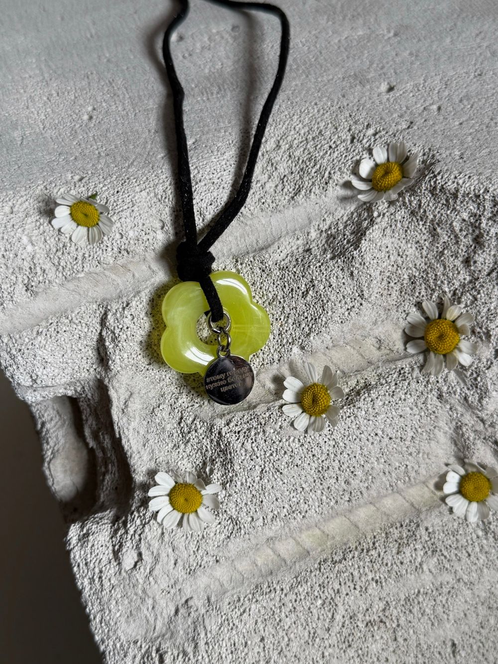 Подвеска цветочек в ярко-желтом цвете