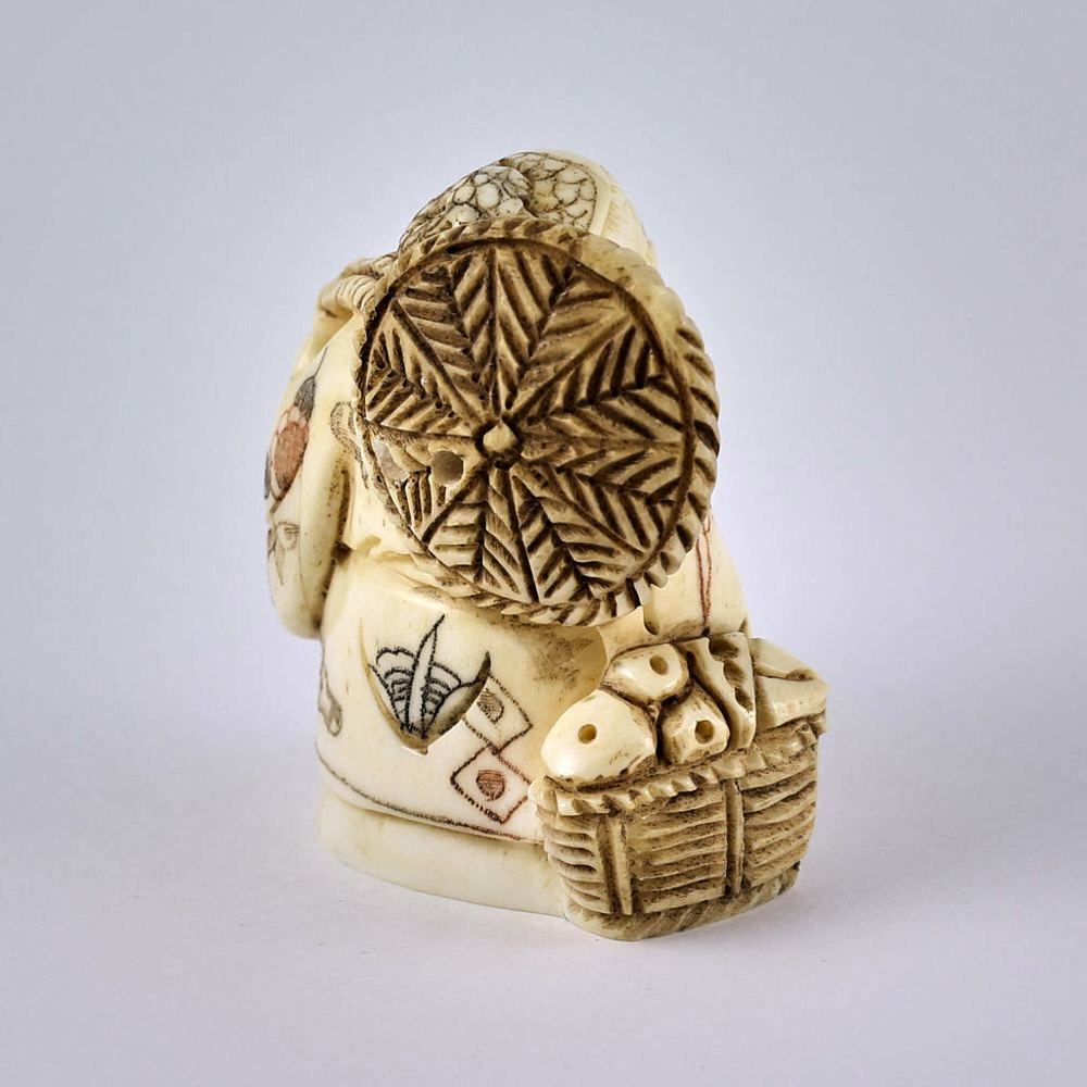 Нэцкэ Монах с волшебной шляпой и кузовом рыбы