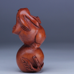 Нэцкэ Кролик с трубкой на шаре