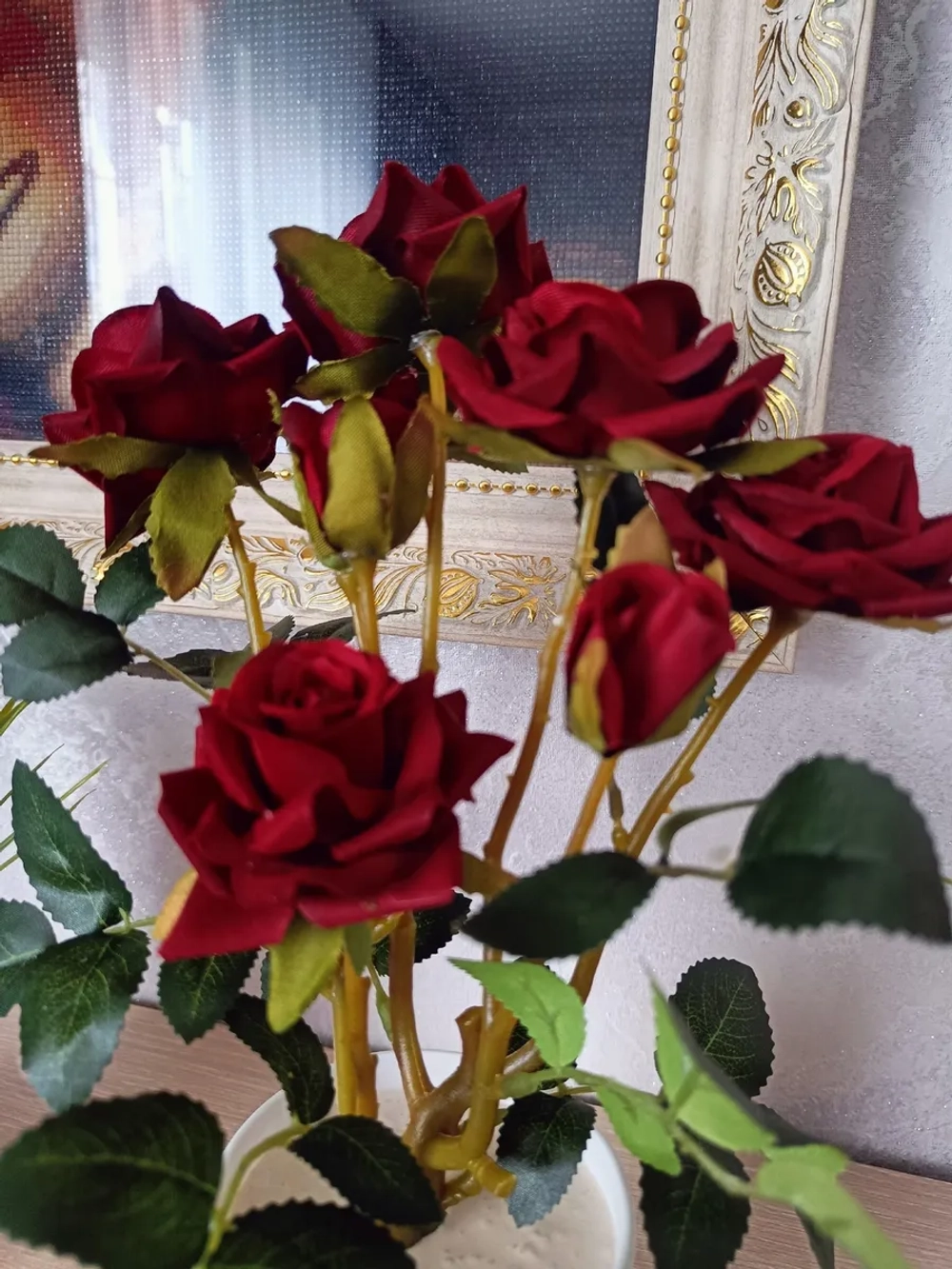 Роза кустовая бархатная, в кашпо.