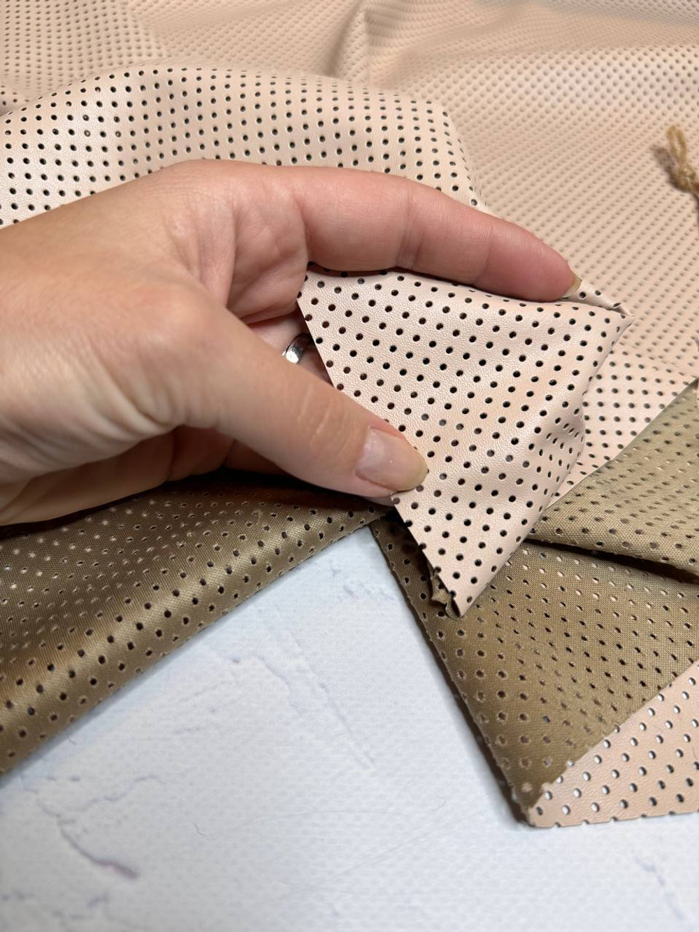 Перфорированная эко-кожа (100%полиуретан/основа полиэстер, Пудровый ренессанс, 145, 210 гр/м2)