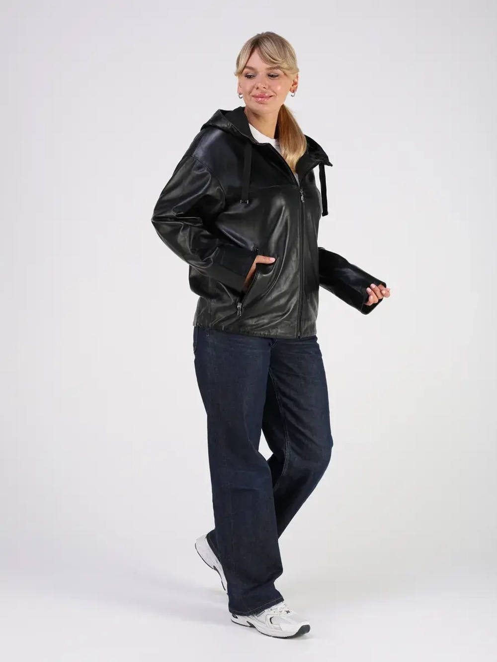 Кожаная куртка демисезонная с капюшоном короткая