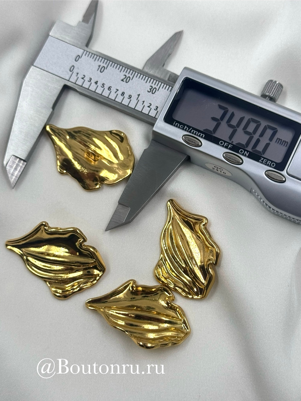 Пуговица лепесток золотистая