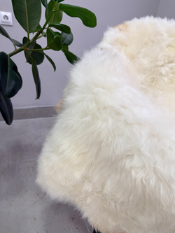 Шкура коврик меховой прикроватный овчина, 120х65 см.