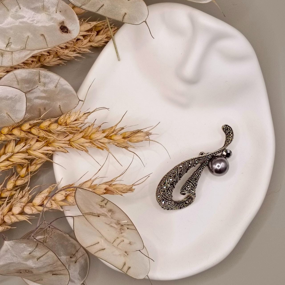 Брошь"Петля с жемчужиной и стразами"