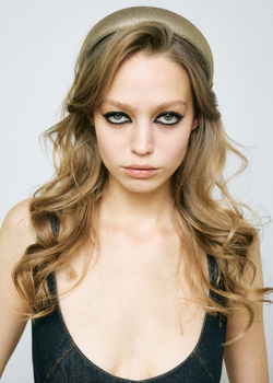 Ободок из шерсти золотого цвета