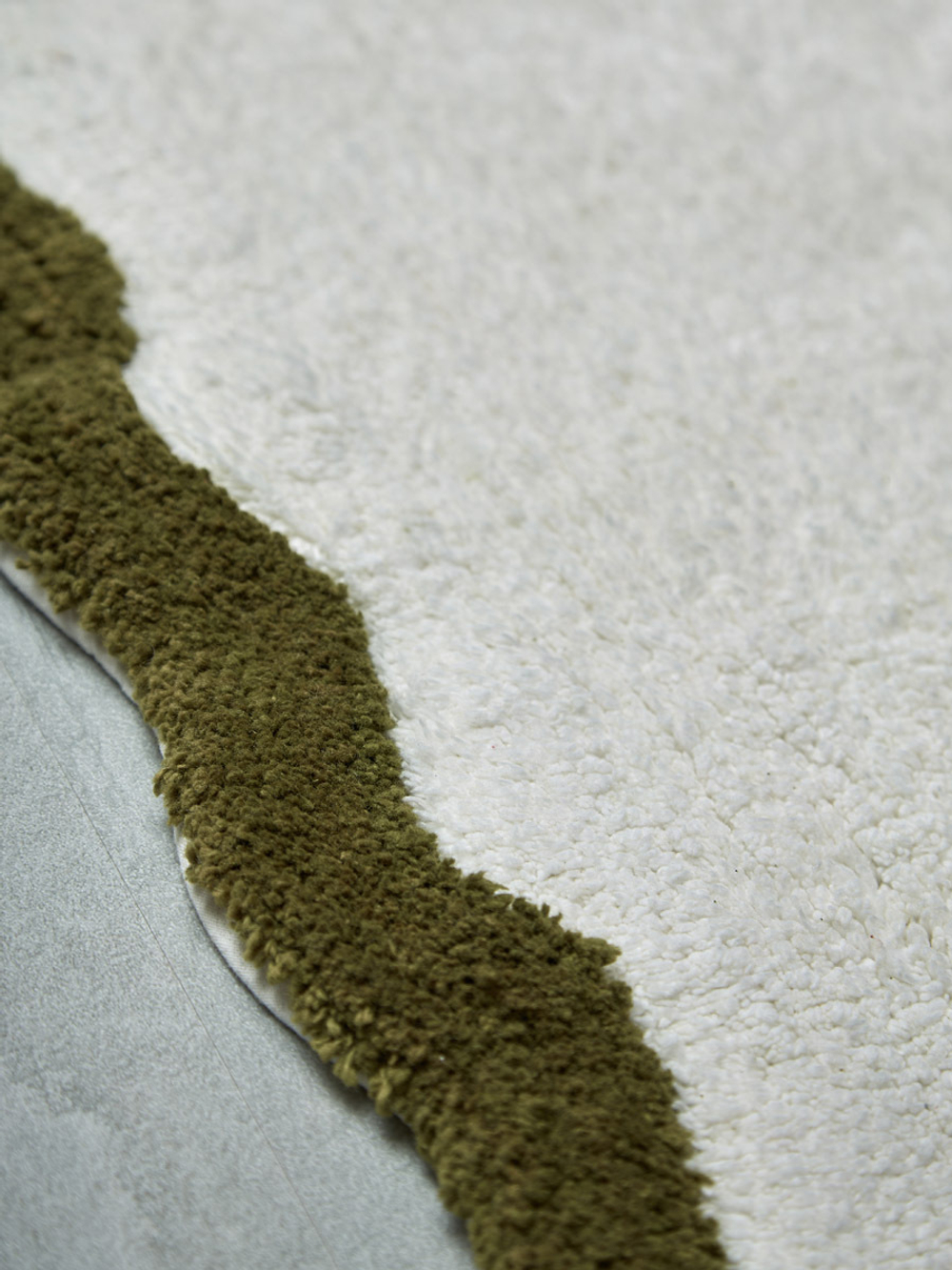 Коврик для ванной с кантом оливкового цвета из коллекции trendy ruffles, 50x80 см