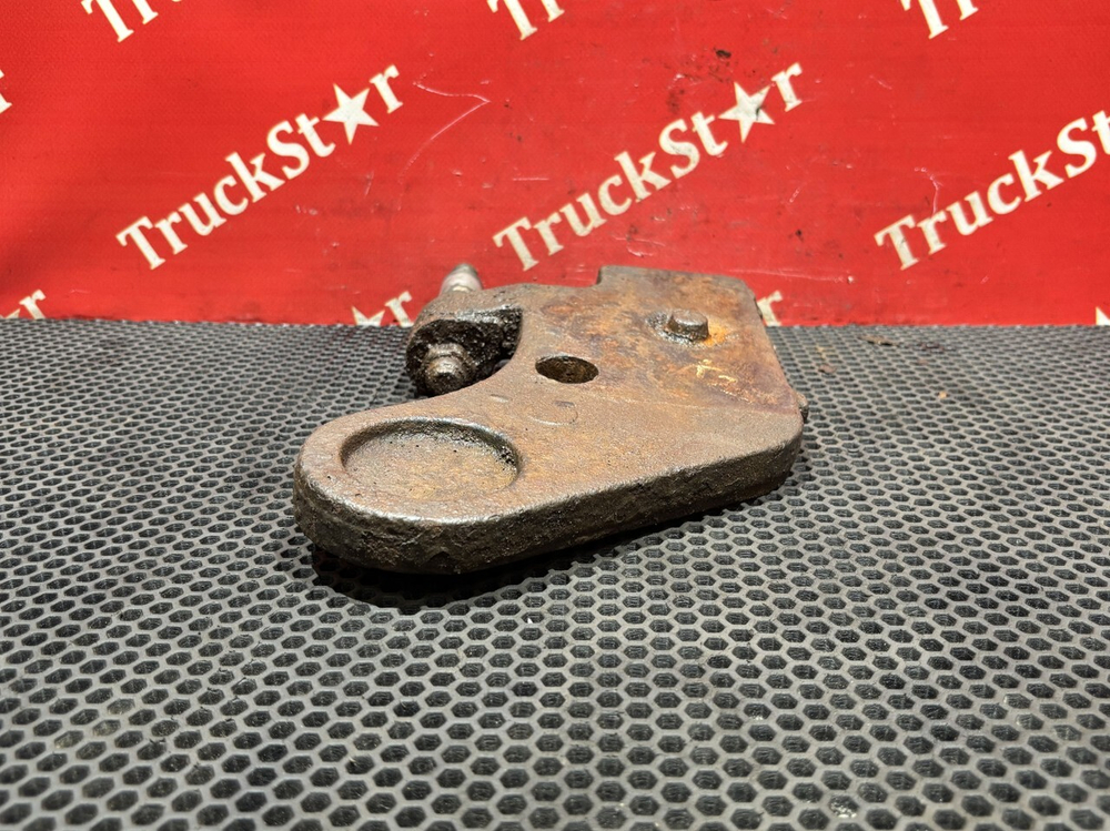 Кронштейн амортизатора нижний левый