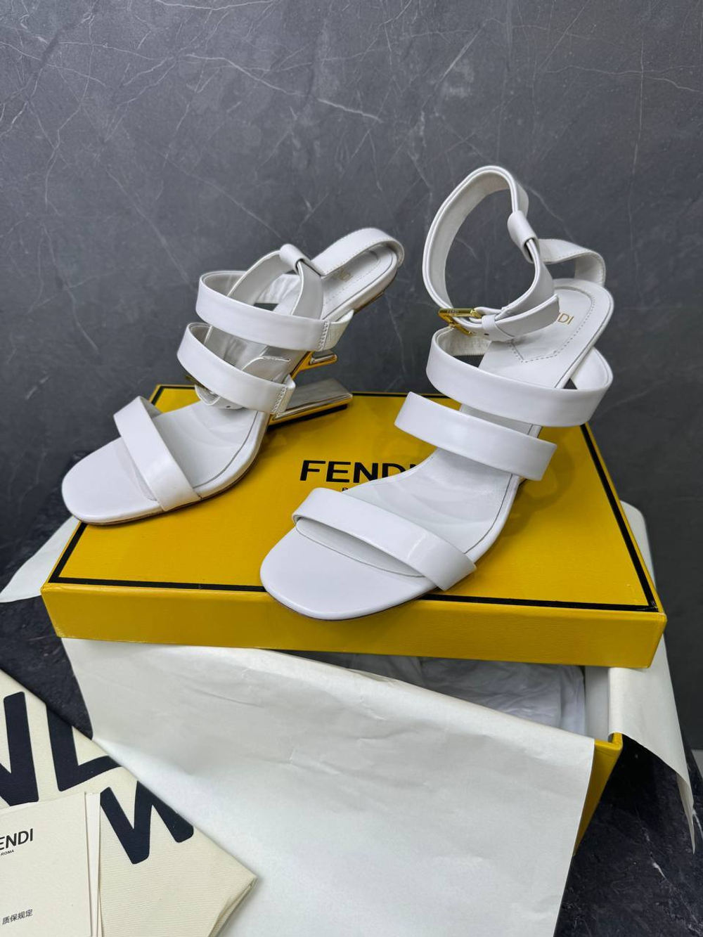 Босоножки Fendi