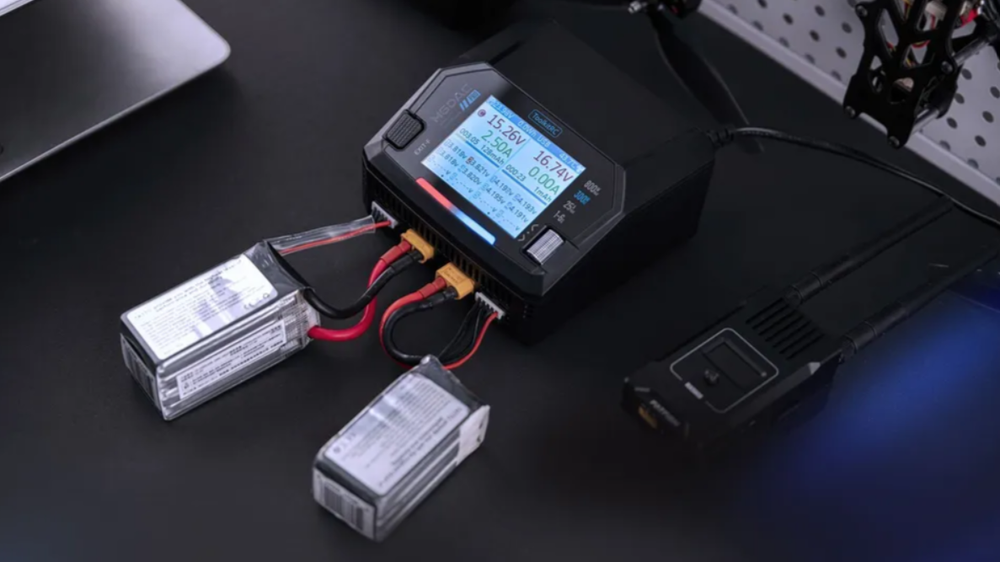 Зарядное устройство ToolkitRC M6DAC V2 PRO (двухканальное, AC/DC, 200/800 Вт)