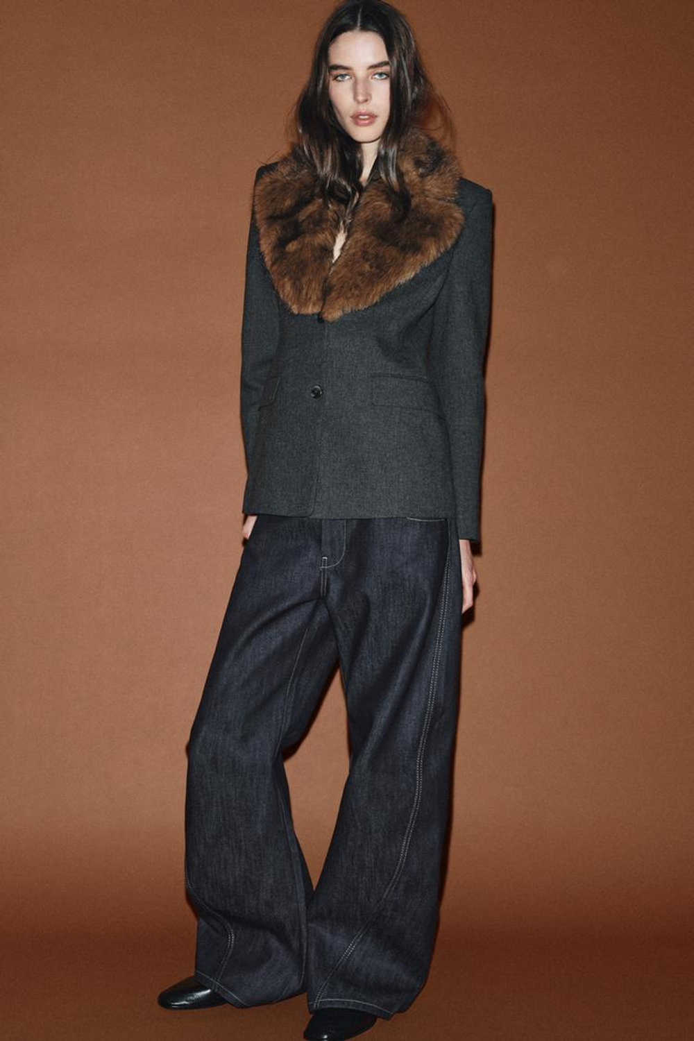 ZARA ПРИТАЛЕННЫЙ БЛЕЙЗЕР С ВОРОТНИКОМ ИЗ ИСКУССТВЕННОГО МЕХА — ZW COLLECTION, СЕРЫЙ МЕЛАНЖ