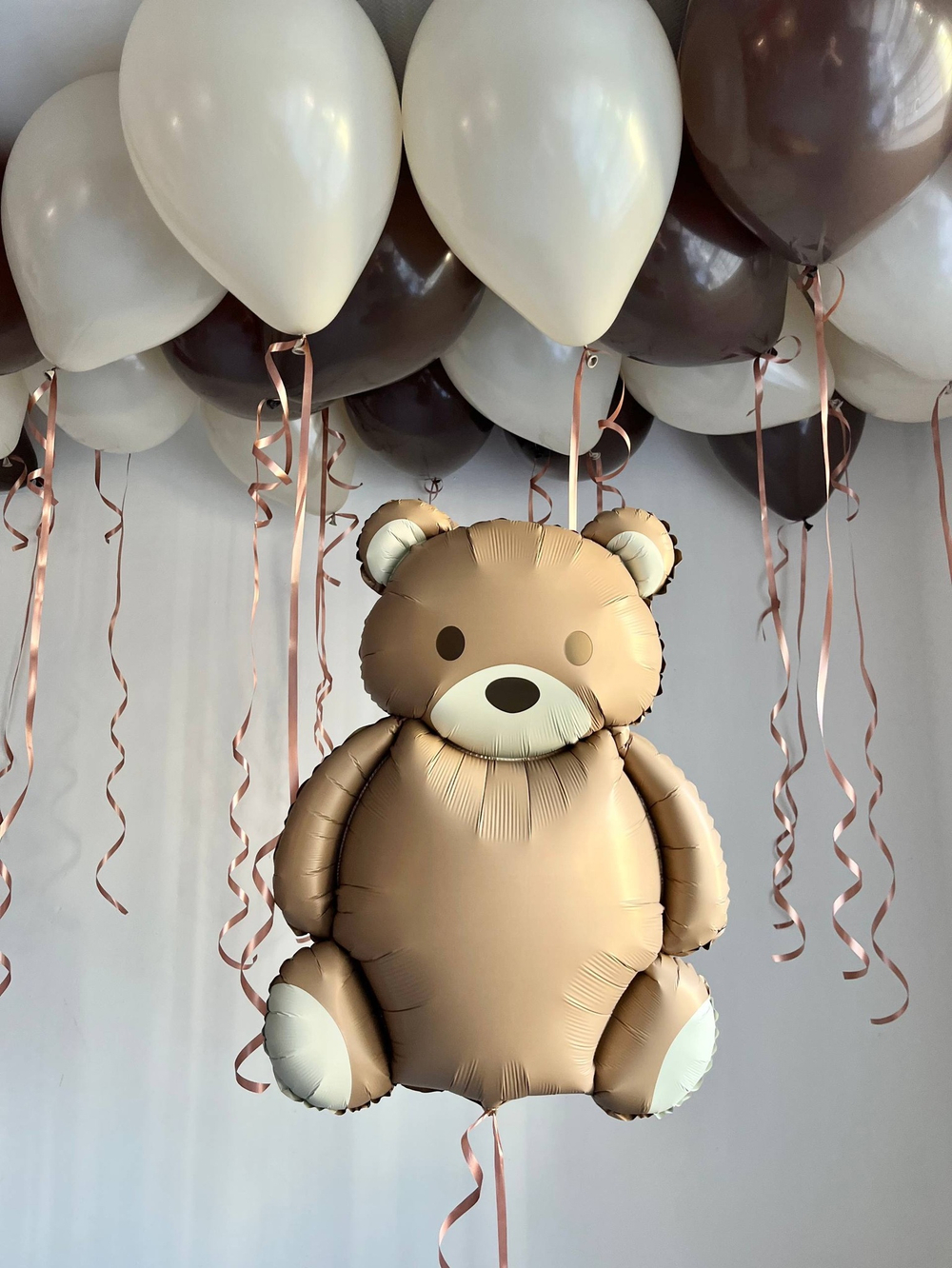 Воздушные шары на выписку из роддома мишка Барни шоколад/крем/песок №3750