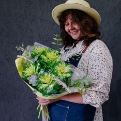 55. Дерзкий букет в зеленых оттенках с брассикой