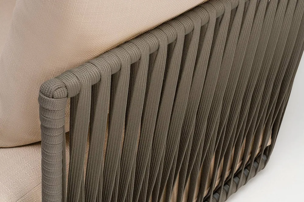 "Форли" кресло плетеное из роупа, каркас алюминий светло-серый (RAL7035) муар, роуп серо-коричневый 23мм, ткань Mossle бежевая