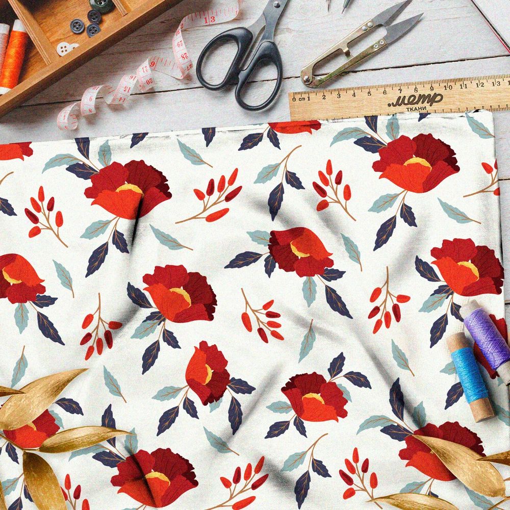 Ткань ниагара маки и красные листья на бежевом фоне