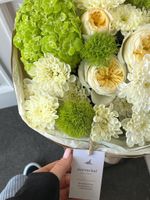 Букет из гортензии, кустовых пионовидных роз, хризантемы и диантусов