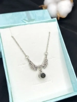 Цепочка с крыльями и проекцией Я тебя люблю на 100 языках