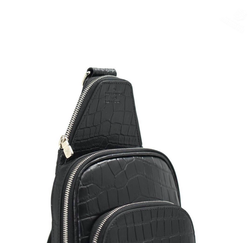 Сумка-слинг Louis Vuitton Avenue из кожи крокодила