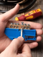 Нулевая шина EKF PROxima N 8х12мм 6 отв, латунь, синий изол. на DIN-рейку sn0-125-6-d-r