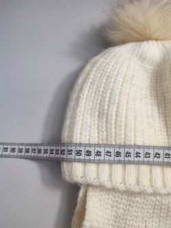 Шапка с помпонами