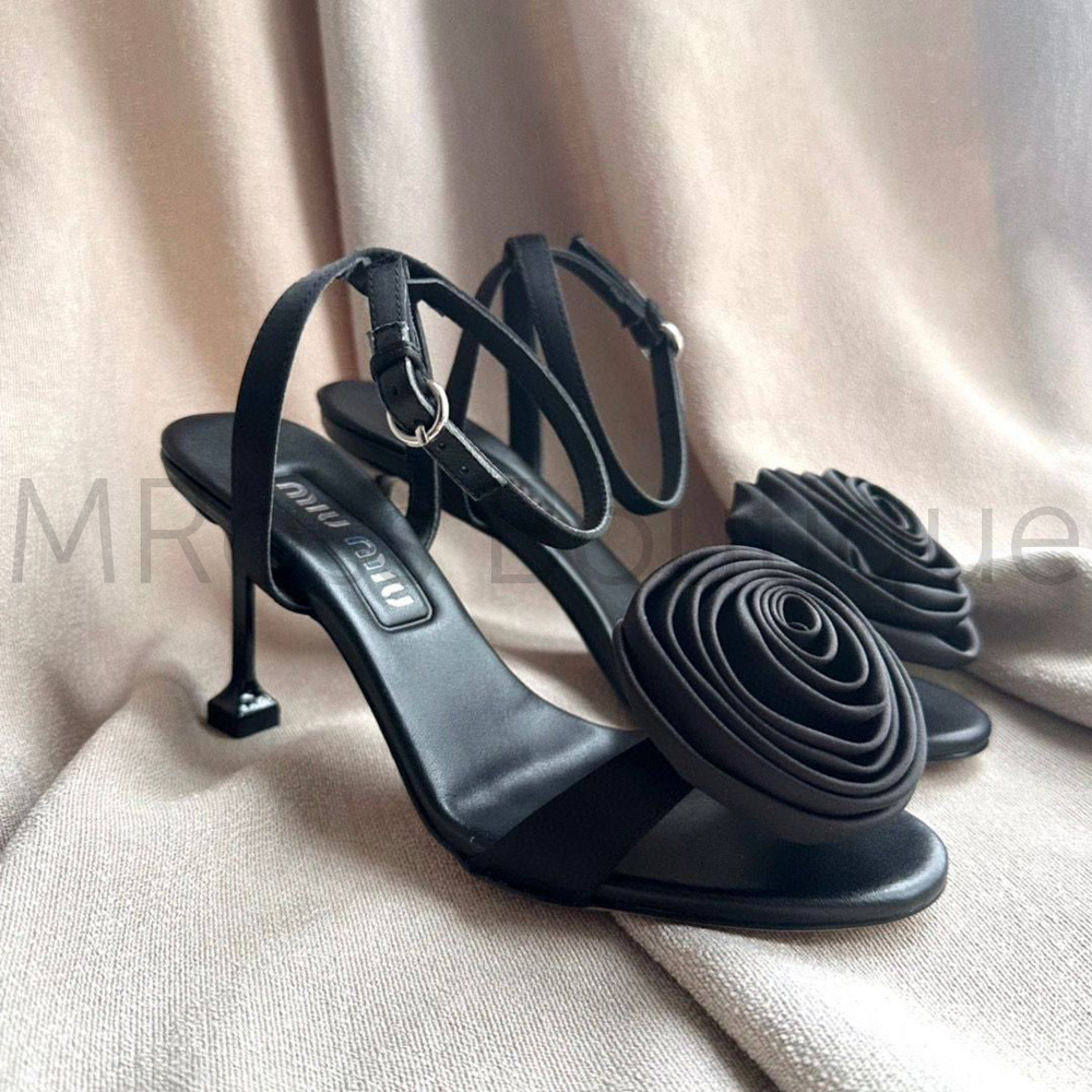 Босоножки женские черные Miu Miu с розой из атласа