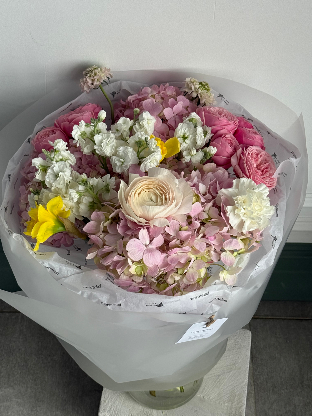 Сборный букет из розовой гортензии, нарциссов, кустовых пионовиднных роз, маттиолы и диантусов