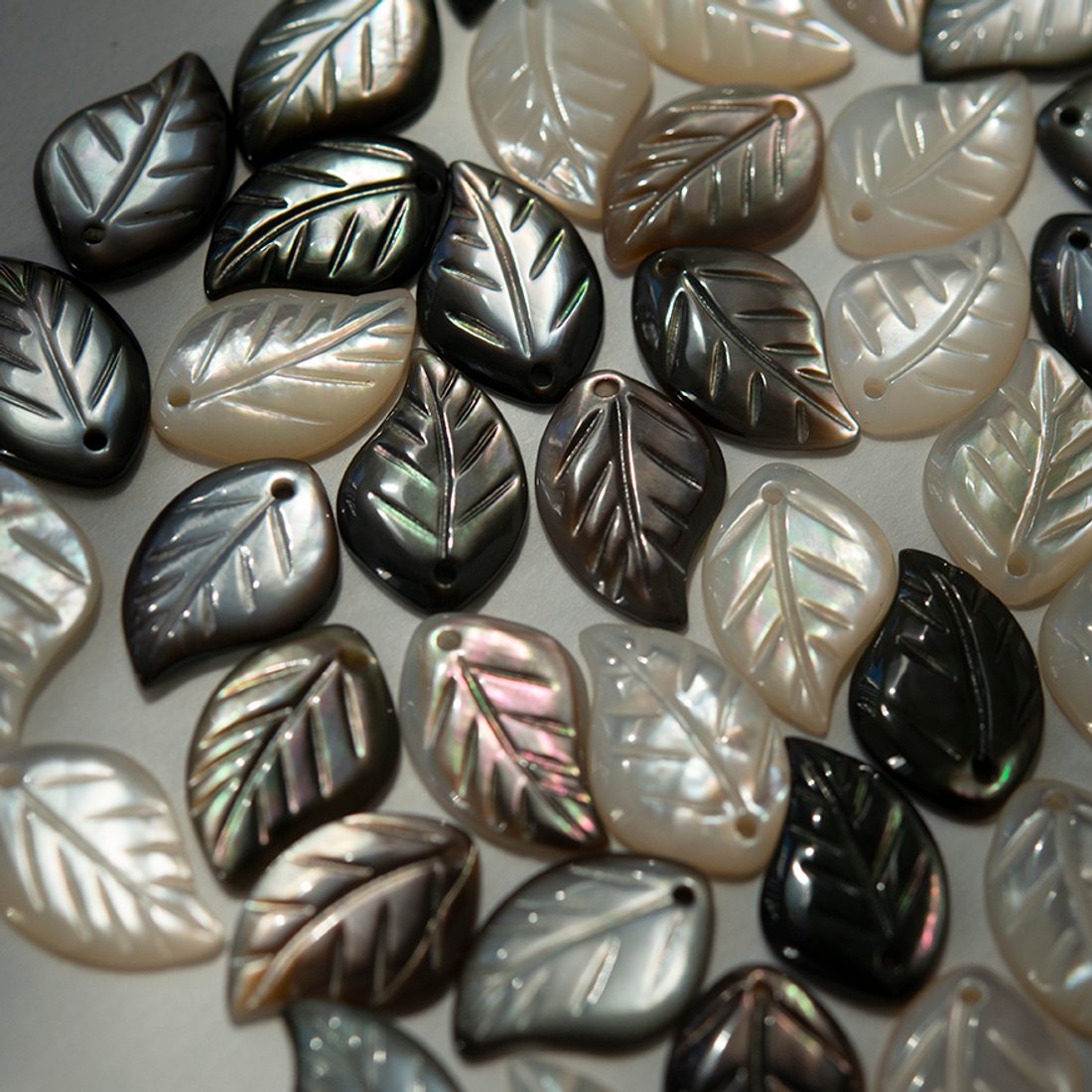 Листик из белоснежного морского перламутра, 15*10мм