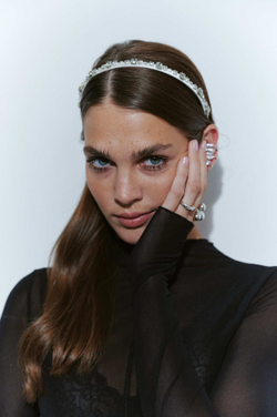 Белый ободок с камнями