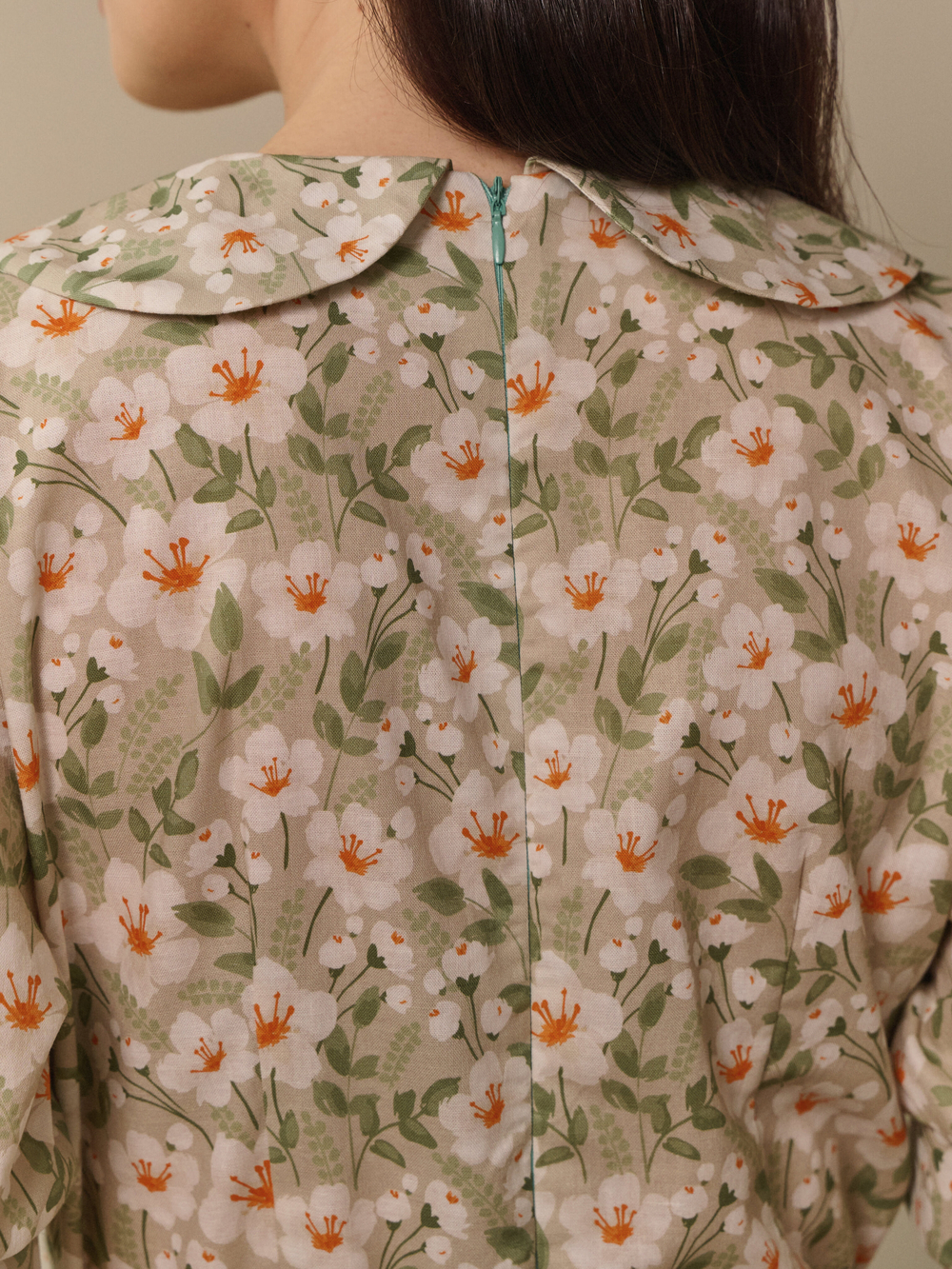 Платье с отложным воротником