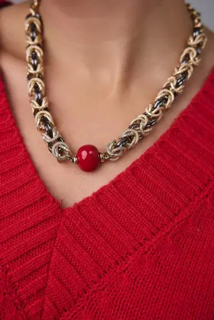 Колье Византия биколор:золото и графит с красным плоским жемчугом Майорка