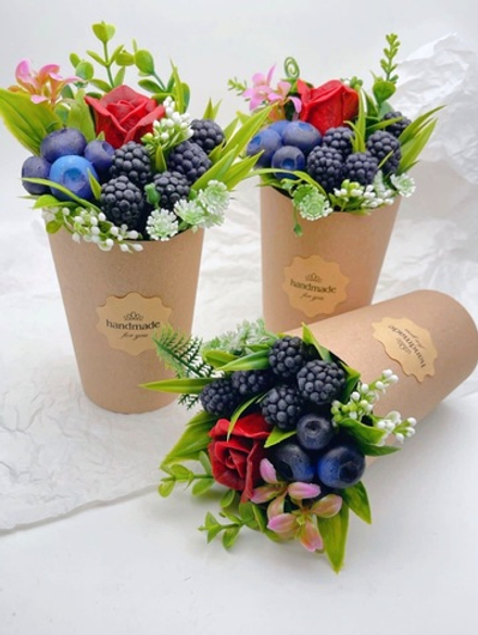 «Роза в ягодах, крафт» мини букет