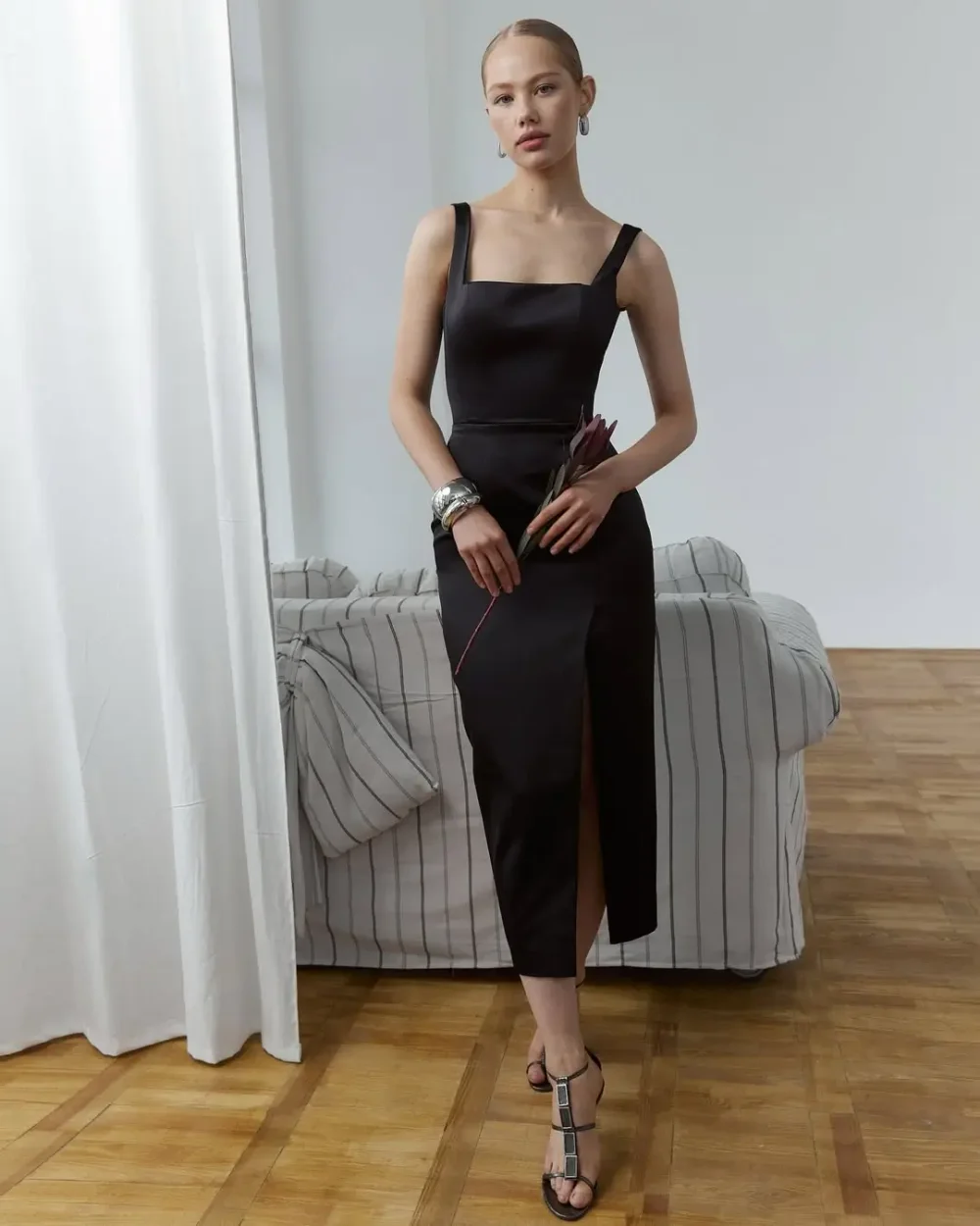 Платье-футляр с высоким разрезом по ноге