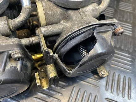 Карбюратор Yamaha TDM850 RN03J (дефект крышки парашюта) 053979