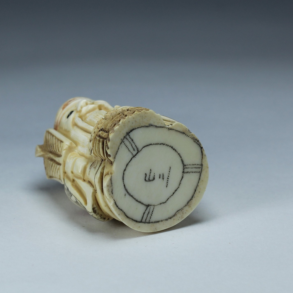 Нэцкэ Дзюродзин с веером и корзиной рыбы