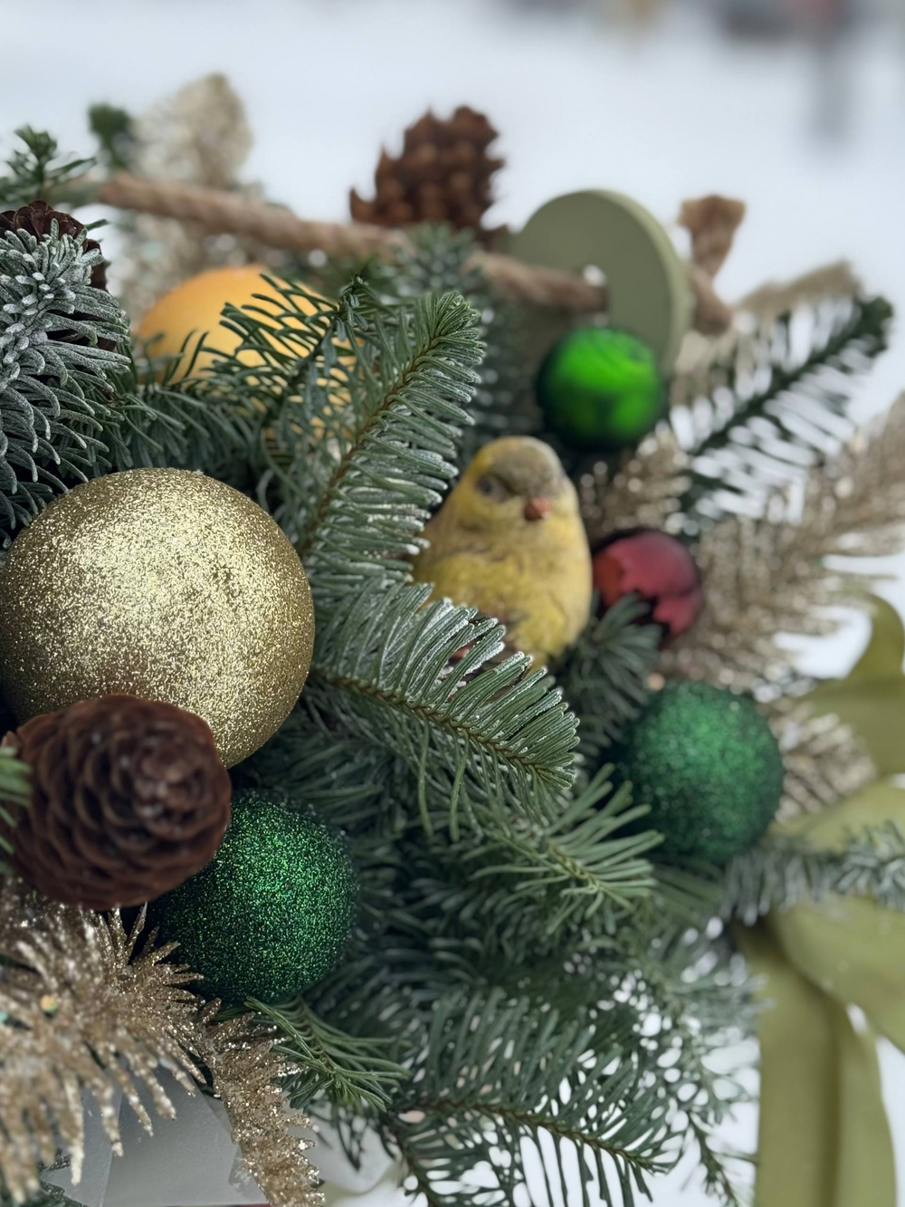 Композиция в ящике с птичкой и новогодним декором