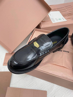 Женские кожаные лоферы Miu Miu черного цвета