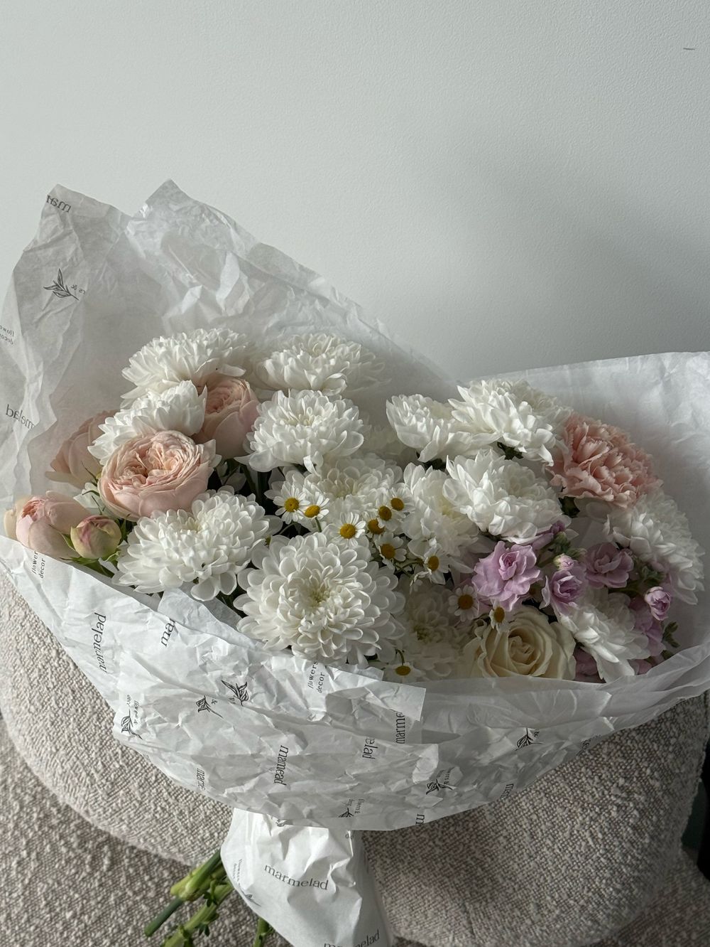 Букет сборный из хризантемы, маттиолы, ромашки и кустовых пионовидных роз