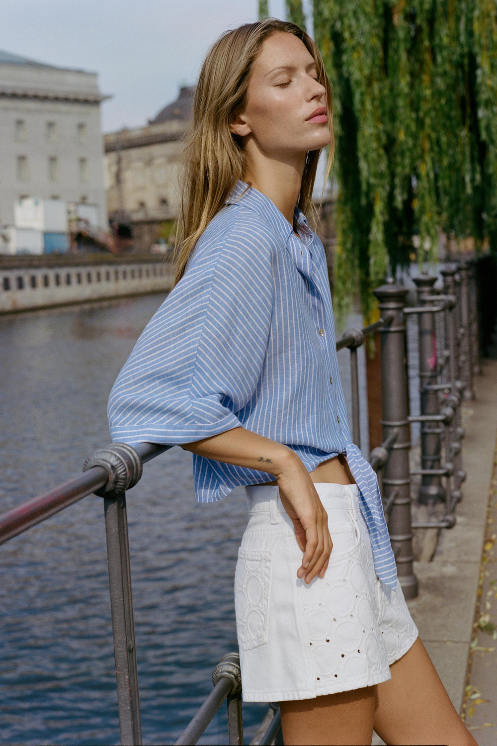 ZARA РУБАШКА С УЗЛОМ ИЗ СМЕСОВОГО ЛЬНА, СИНИЙ/БЕЛЫЙ