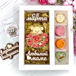 Шоколадный набор "С 8 марта. Мишка с розами. Любимой маме/бабушке": 2 шоколадки-надписи и 4 конфеты ручной работы
