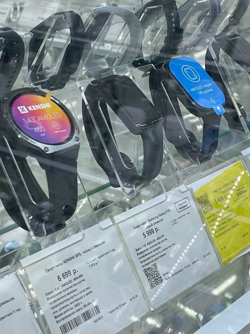 Стойки для выставки товара в сети DNS