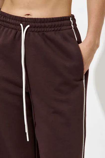 Широкие джоггеры с кантом цвета шоколад