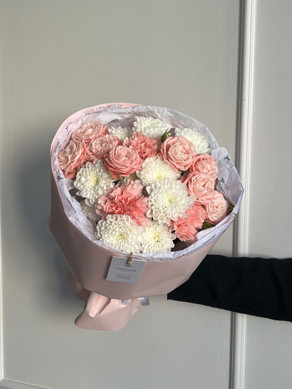 Букет из хризантемы, кустовой пионовидной розы и диантусов