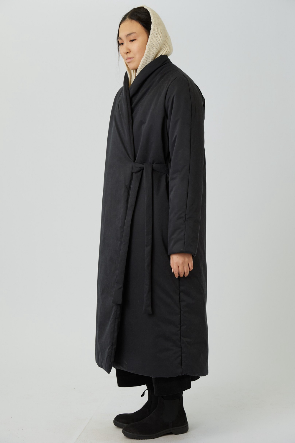 Зимнее пальто на запах из черной бархатистой мембраны