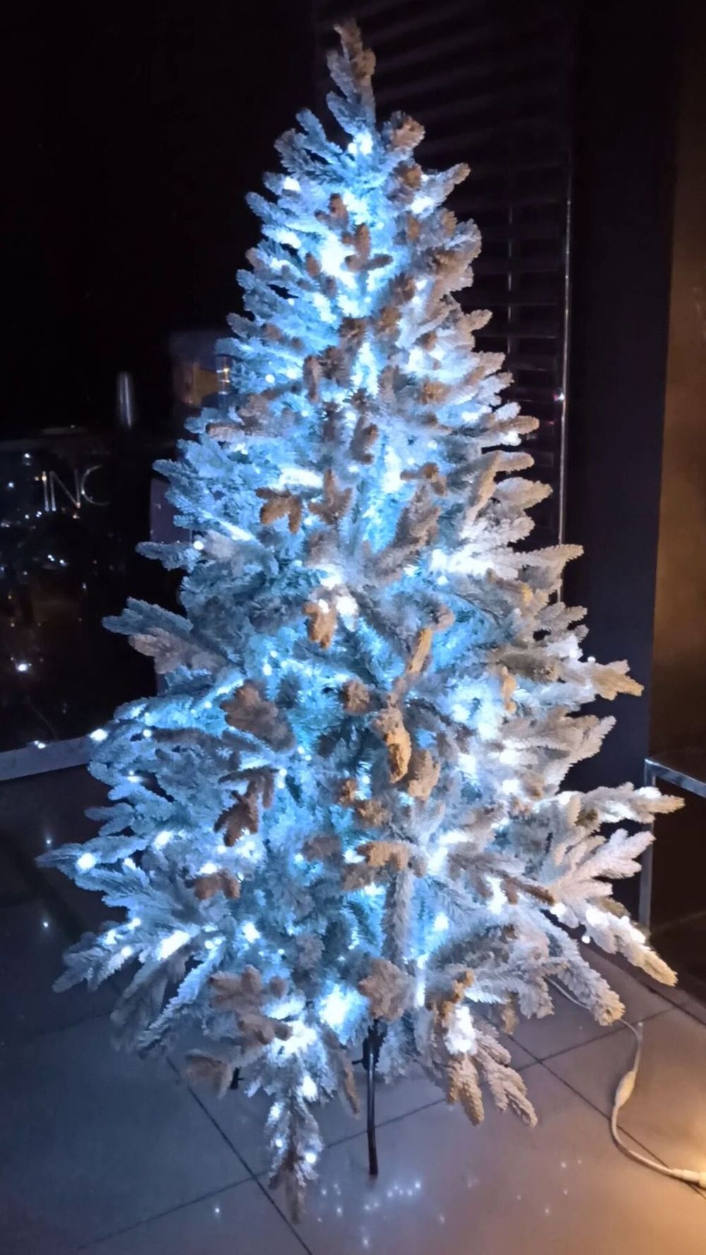 Заснеженная ель с гирляндой «Россо» холодный свет (Литая+пвх) от 1.2 до 2.4 м